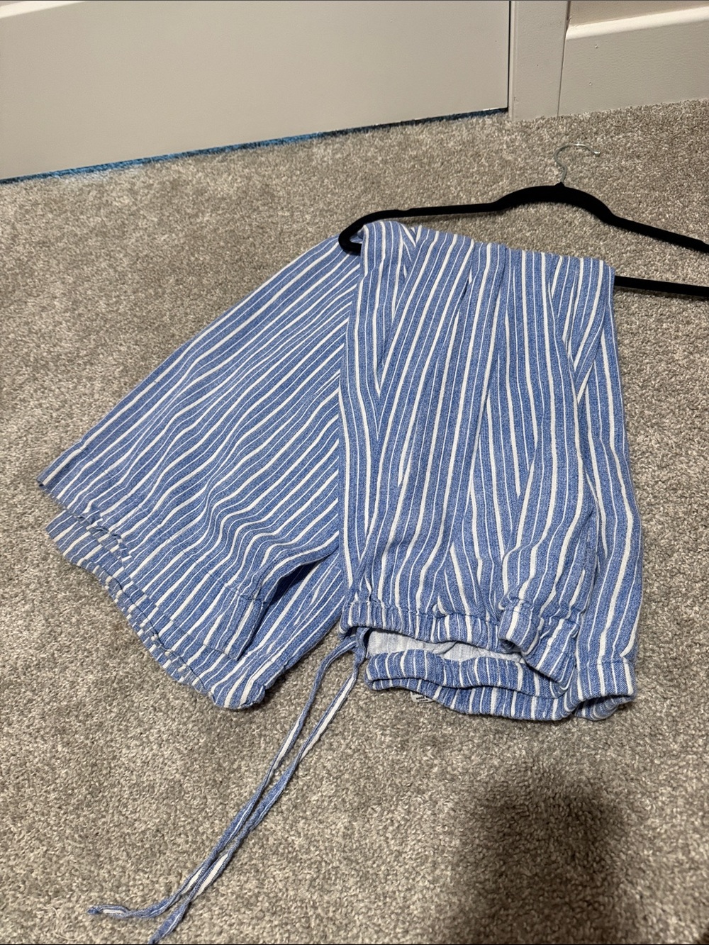 White and blue linen pants